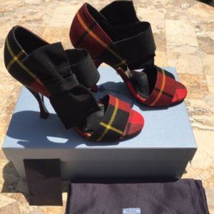 Pre-loved in great condition in the box Prada Pumps with a bow Size 37